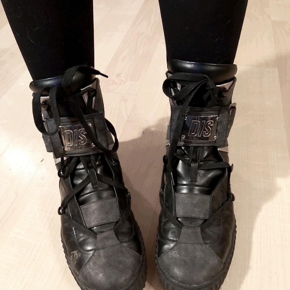 DISTURBIA SNEAKERS